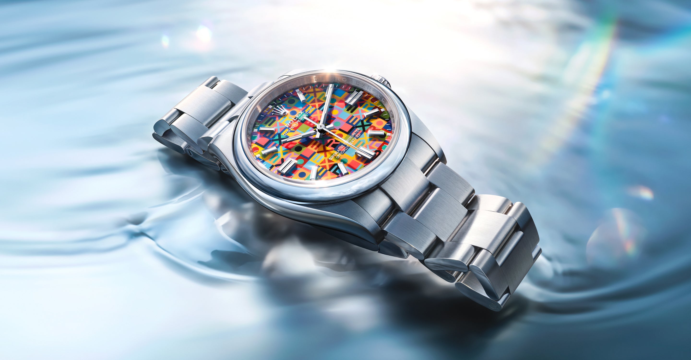 Eine silberne Armbanduhr mit einem leuchtenden, mehrfarbigen, abstrakten Zifferblatt ruht auf einer glatten, spiegelnden Oberfläche, die an Wasser erinnert, wobei das Licht sanfte Glanzlichter und Reflexe um die Uhr herum erzeugt.