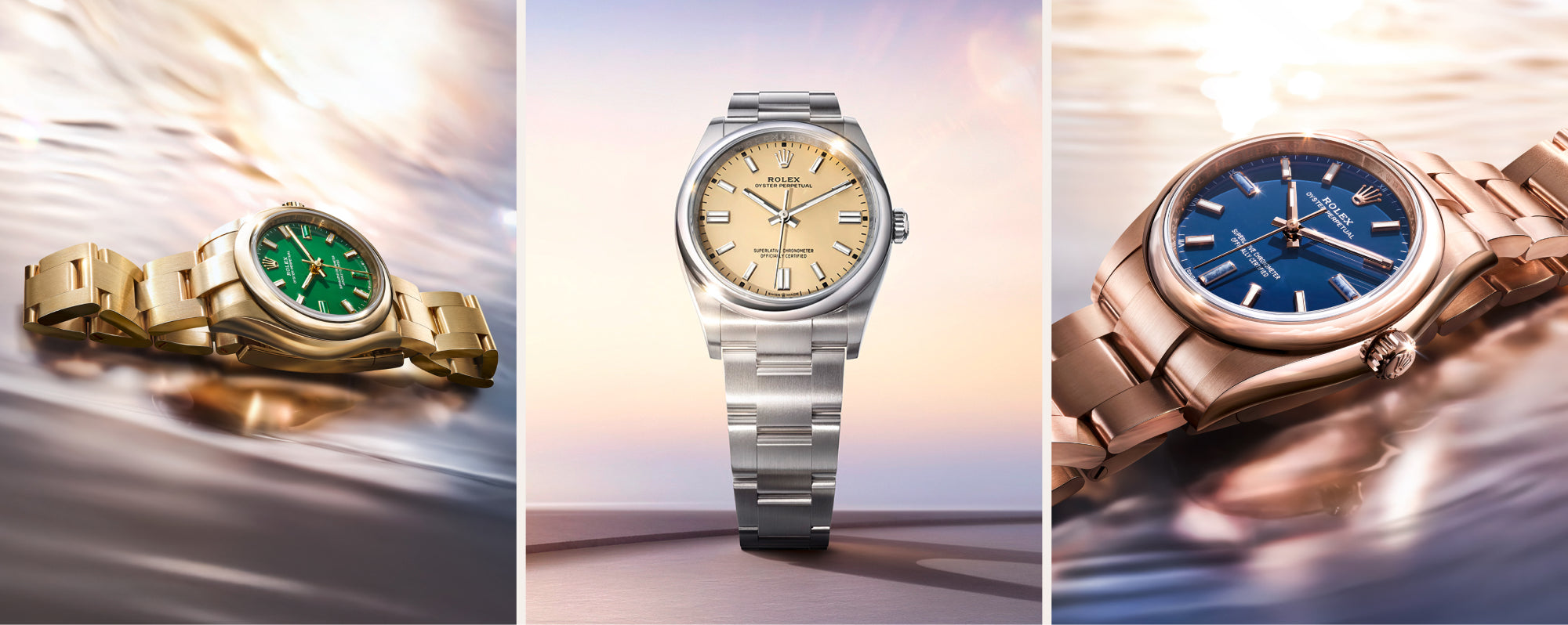 Drei luxuriöse Armbanduhren sind nebeneinander ausgestellt: die linke Uhr hat ein goldenes Band und ein grünes Zifferblatt, die mittlere Uhr ist silberfarben mit goldenem Zifferblatt und die rechte Uhr hat ein roségoldenes Band und ein blaues Zifferblatt.