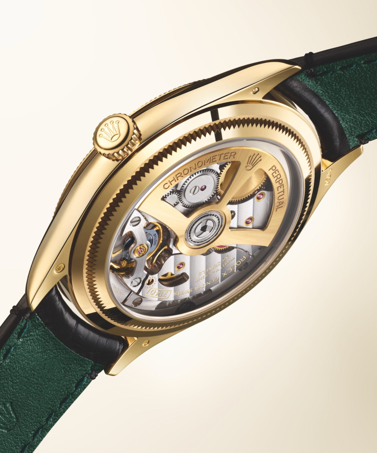 Nahaufnahme der Rückseite einer luxuriösen Goldarmbanduhr mit transparentem Gehäuse, das ein kompliziertes mechanisches Uhrwerk mit der Aufschrift Chronometer Perpetual zeigt. Das Armband ist aus grünem Leder mit schwarzen Rändern.