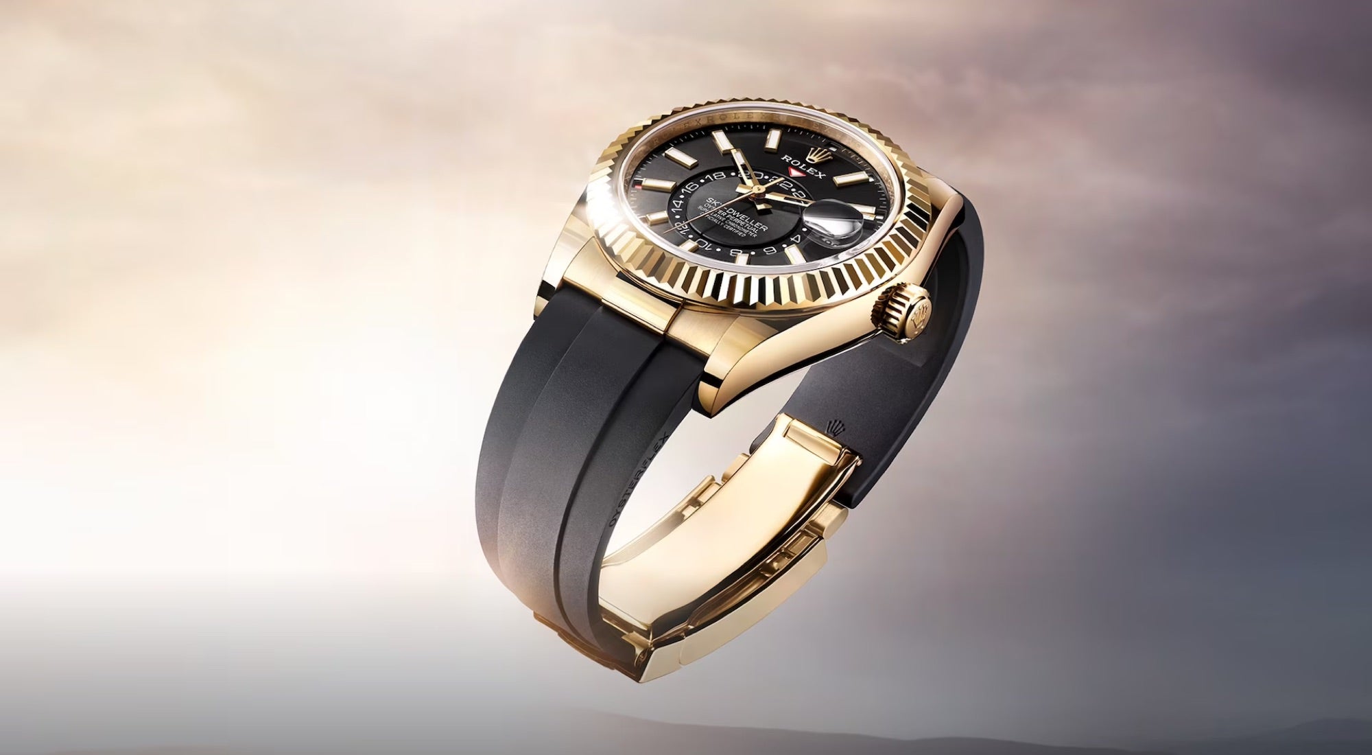 Eine luxuriöse gold-schwarze Uhr mit elegantem Design und schwarzem Armband vor einem sanft beleuchteten Himmelshintergrund, mit einem detaillierten Zifferblatt mit mehreren Zifferblättern und einer goldenen Krone an der Seite.