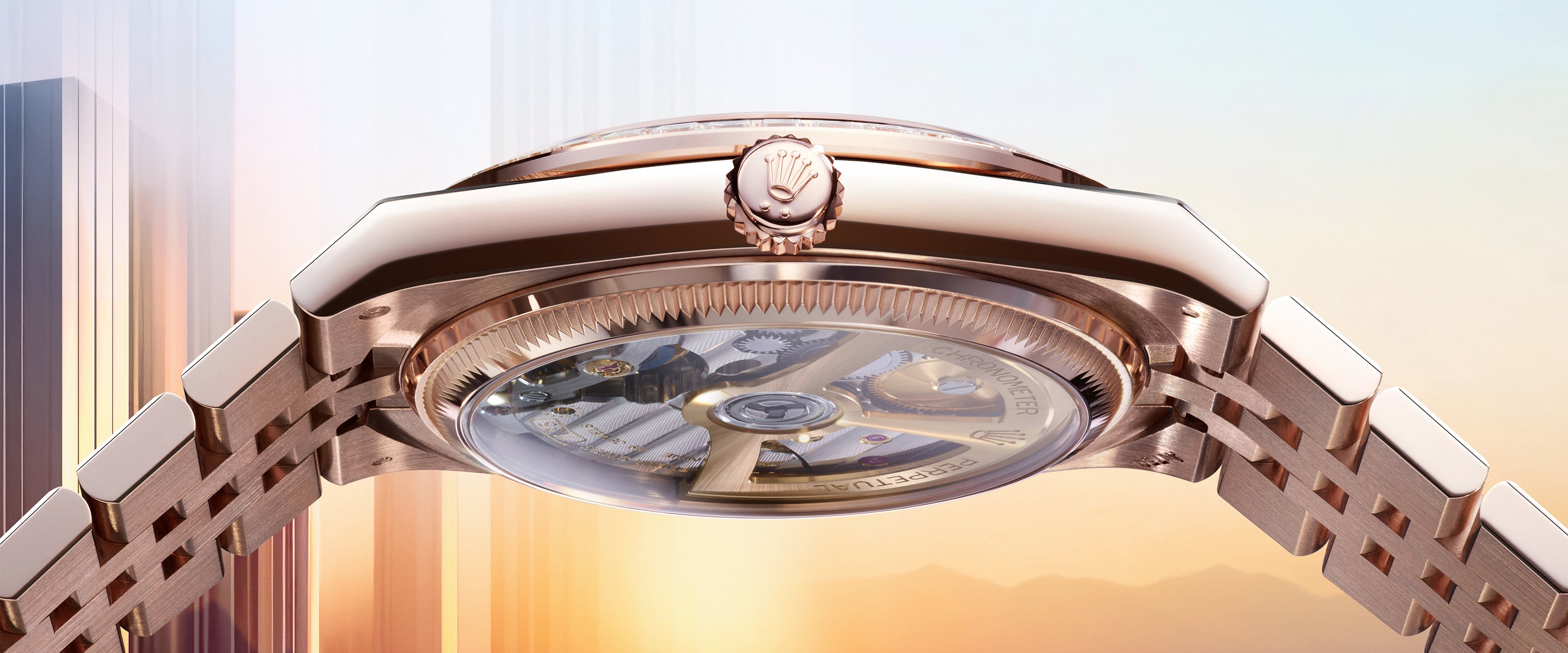 Eine Nahaufnahme einer Luxusarmbanduhr mit Roségoldgehäuse und -armband, die die detaillierte Krone, den transparenten Boden und das sichtbare mechanische Uhrwerk vor einem sanft gefärbten Hintergrund zeigt.